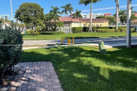 Снять в аренду таунхаус в Дорал, Флорида 3 спальни, 140.38м2, № 1951552 - фото 28