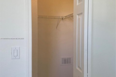 Снять в аренду таунхаус в Дорал, Флорида 3 спальни, 140.38м2, № 1951552 - фото 16