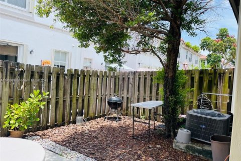 Снять в аренду таунхаус в Дорал, Флорида 3 спальни, 140.38м2, № 1951552 - фото 27