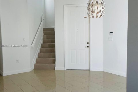 Снять в аренду таунхаус в Дорал, Флорида 3 спальни, 140.38м2, № 1951552 - фото 2