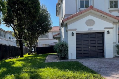 Снять в аренду таунхаус в Дорал, Флорида 3 спальни, 140.38м2, № 1951552 - фото 1