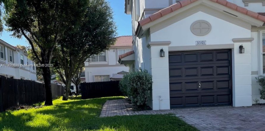 Таунхаус в Дорал, Флорида 3 спальни, 140.38м2 № 1951552