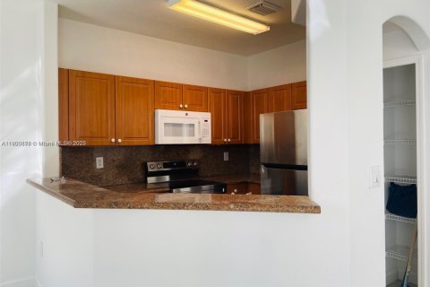 Снять в аренду таунхаус в Дорал, Флорида 3 спальни, 140.38м2, № 1951552 - фото 8