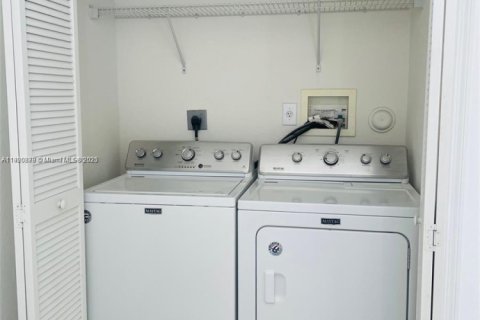 Снять в аренду таунхаус в Дорал, Флорида 3 спальни, 140.38м2, № 1951552 - фото 25