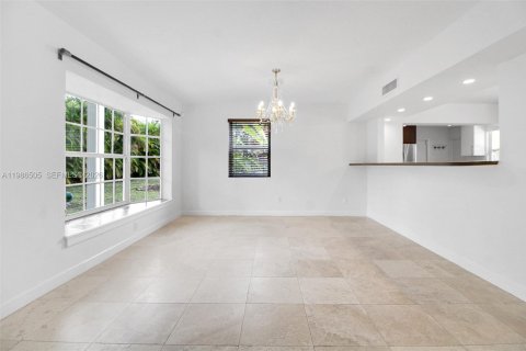 Villa ou maison à louer à Pinecrest, Floride: 6 chambres, 320.51 m2 № 2048230 - photo 13