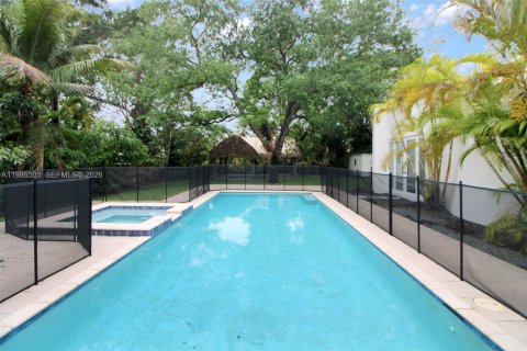 Villa ou maison à louer à Pinecrest, Floride: 6 chambres, 320.51 m2 № 2048230 - photo 12