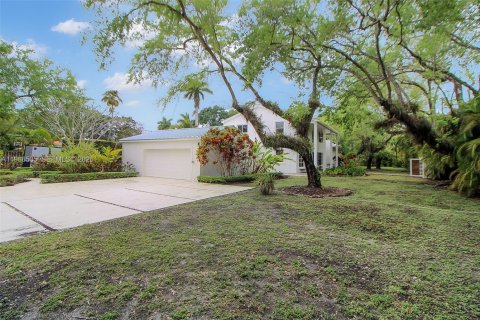 Villa ou maison à louer à Pinecrest, Floride: 6 chambres, 320.51 m2 № 2048230 - photo 5