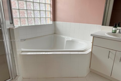 Villa ou maison à louer à Miami, Floride: 3 chambres, 136.01 m2 № 1982506 - photo 15