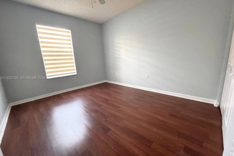 Villa ou maison à louer à Miami, Floride: 3 chambres, 136.01 m2 № 1982506 - photo 13