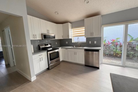 Villa ou maison à louer à Miami, Floride: 3 chambres, 136.01 m2 № 1982506 - photo 11