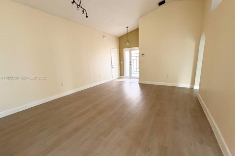 Villa ou maison à louer à Miami, Floride: 3 chambres, 136.01 m2 № 1982506 - photo 12