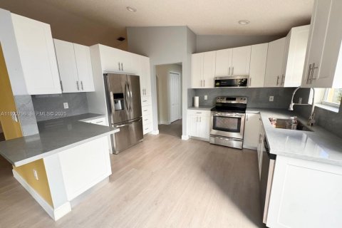 Villa ou maison à louer à Miami, Floride: 3 chambres, 136.01 m2 № 1982506 - photo 3