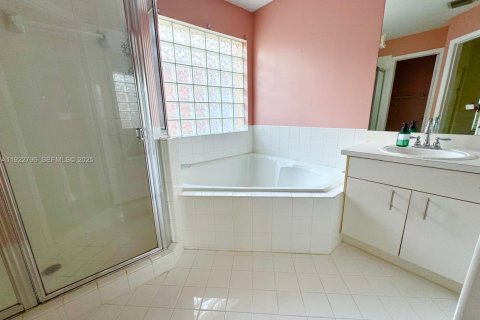 Villa ou maison à louer à Miami, Floride: 3 chambres, 136.01 m2 № 1982506 - photo 5