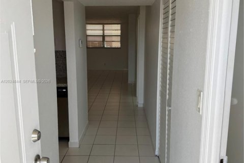 Copropriété à louer à North Miami Beach, Floride: 1 chambre, 73.58 m2 № 2257361 - photo 13