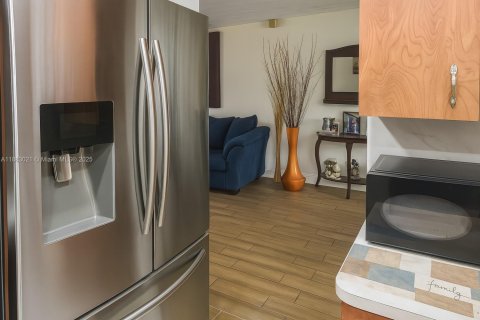 House in Lauderhill, Florida 4 bedrooms, 140.84 sq.m. № 1952265 - photo 14