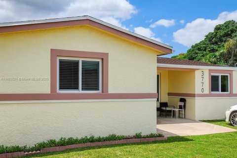 House in Lauderhill, Florida 4 bedrooms, 140.84 sq.m. № 1952265 - photo 21
