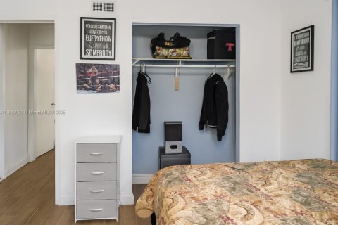 House in Lauderhill, Florida 4 bedrooms, 140.84 sq.m. № 1952265 - photo 13