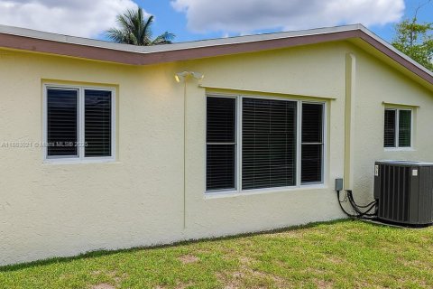 House in Lauderhill, Florida 4 bedrooms, 140.84 sq.m. № 1952265 - photo 20