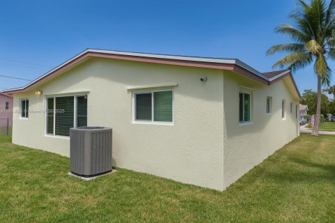 House in Lauderhill, Florida 4 bedrooms, 140.84 sq.m. № 1952265 - photo 17