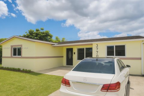 House in Lauderhill, Florida 4 bedrooms, 140.84 sq.m. № 1952265 - photo 1