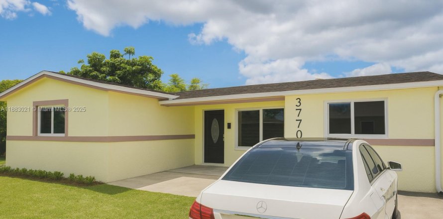 House in Lauderhill, Florida 4 bedrooms, 140.84 sq.m. № 1952265
