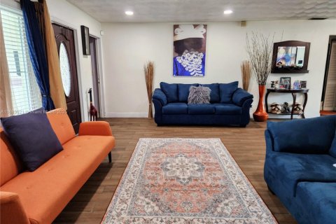 House in Lauderhill, Florida 4 bedrooms, 140.84 sq.m. № 1952265 - photo 3