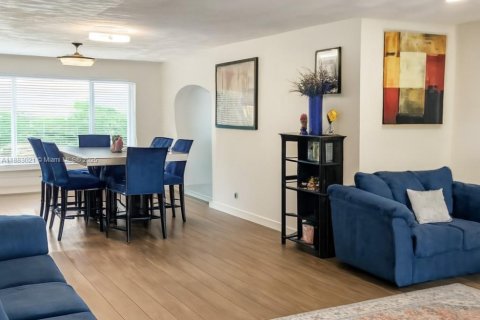 House in Lauderhill, Florida 4 bedrooms, 140.84 sq.m. № 1952265 - photo 16