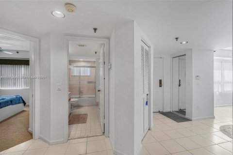 Condo in Boca Raton, Florida, 2 bedrooms  № 2002216 - photo 16