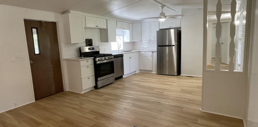 House in Satsuma, Florida 2 bedrooms, 85.84 sq.m. № 769540