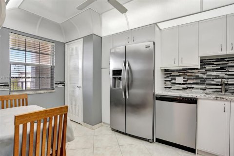 Купить кондоминиум в Помпано-Бич, Флорида 2 спальни, 112.97м2, № 2000012 - фото 5