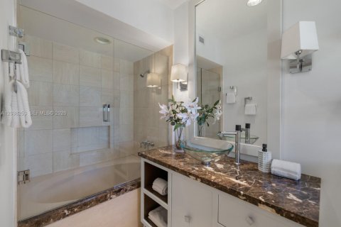 Casa en alquiler en Miami Beach, Florida, 6 dormitorios, 616.59 m2 № 2085887 - foto 28