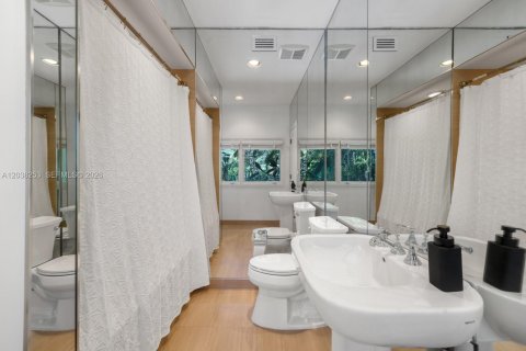 Casa en alquiler en Miami Beach, Florida, 6 dormitorios, 616.59 m2 № 2085887 - foto 30
