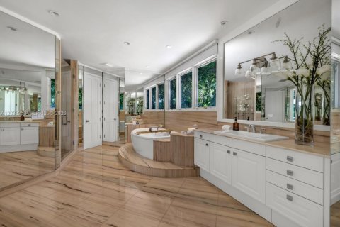 Casa en alquiler en Miami Beach, Florida, 6 dormitorios, 616.59 m2 № 2085887 - foto 19