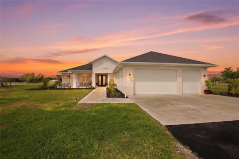 House in Myakka City, Florida 4 bedrooms, 214.79 sq.m. № 2214976