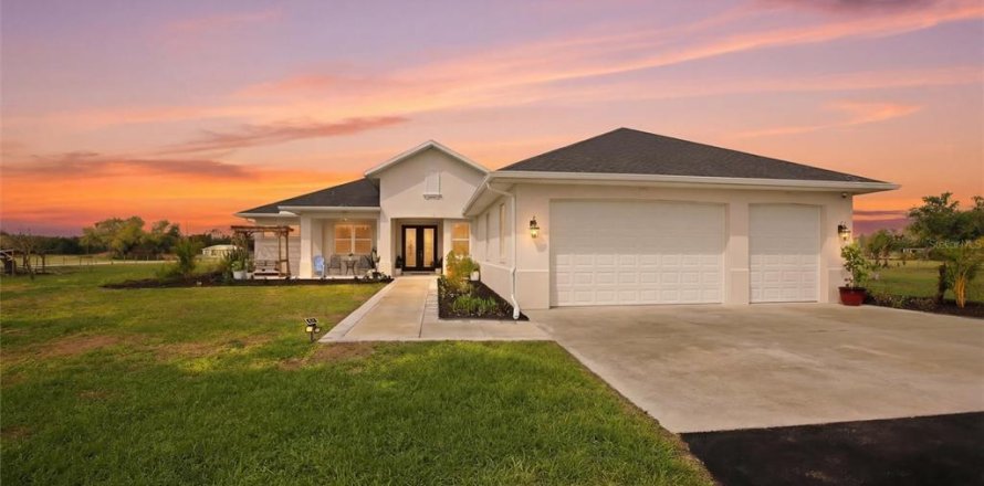 House in Myakka City, Florida 4 bedrooms, 214.79 sq.m. № 2214976