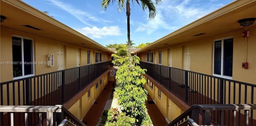 Кондоминиум с 1 спальней в Холливуд, Флорида № 1972133