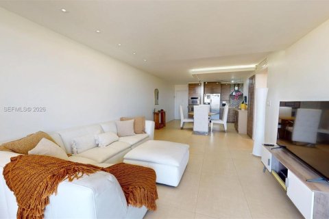 Condo in Hallandale Beach, Florida, 2 bedrooms № 2075233 - photo 16