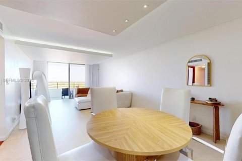 Condo in Hallandale Beach, Florida, 2 bedrooms № 2075233 - photo 9