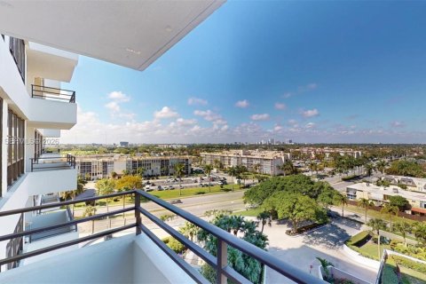 Condo in Hallandale Beach, Florida, 2 bedrooms № 2075233 - photo 19