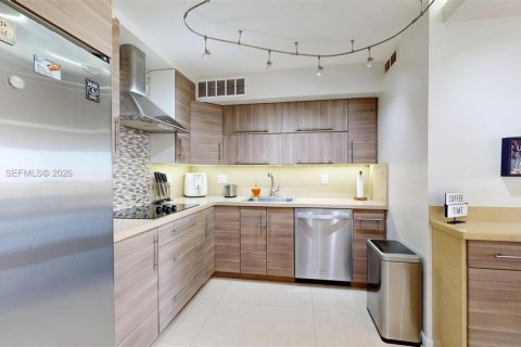 Condo in Hallandale Beach, Florida, 2 bedrooms № 2075233 - photo 2