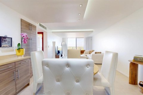 Condo in Hallandale Beach, Florida, 2 bedrooms № 2075233 - photo 4