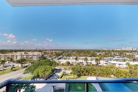 Condo in Hallandale Beach, Florida, 2 bedrooms № 2075233 - photo 3