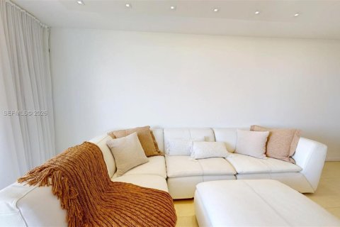 Condo in Hallandale Beach, Florida, 2 bedrooms № 2075233 - photo 14