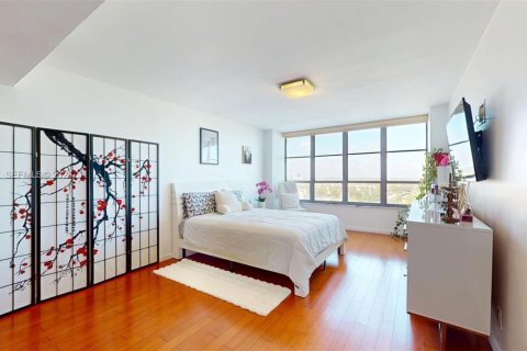 Condo in Hallandale Beach, Florida, 2 bedrooms № 2075233 - photo 27