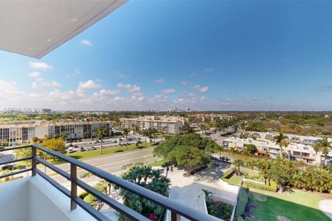 Condo in Hallandale Beach, Florida, 2 bedrooms № 2075233 - photo 21