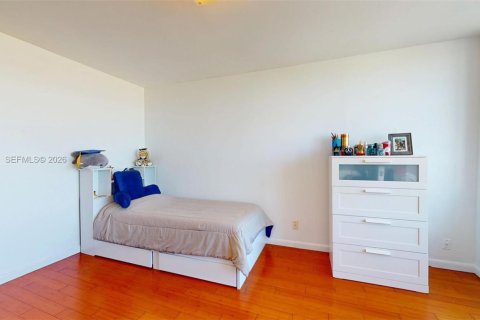 Condo in Hallandale Beach, Florida, 2 bedrooms № 2075233 - photo 23