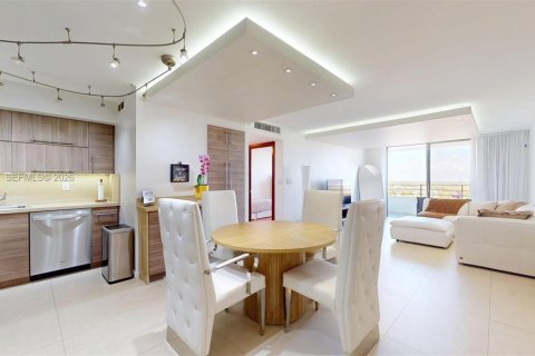 Condo in Hallandale Beach, Florida, 2 bedrooms № 2075233 - photo 5