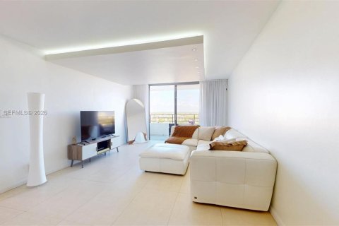 Condo in Hallandale Beach, Florida, 2 bedrooms № 2075233 - photo 10