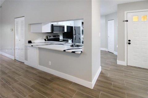 Copropriété à louer à Coral Springs, Floride: 2 chambres, 96.99 m2 № 2433928 - photo 4