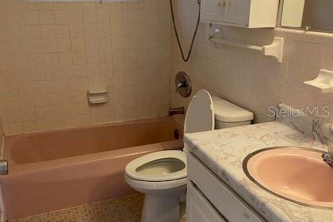 House in Spring Hill, Florida 3 bedrooms, 104.79 sq.m. № 2197064 - photo 12